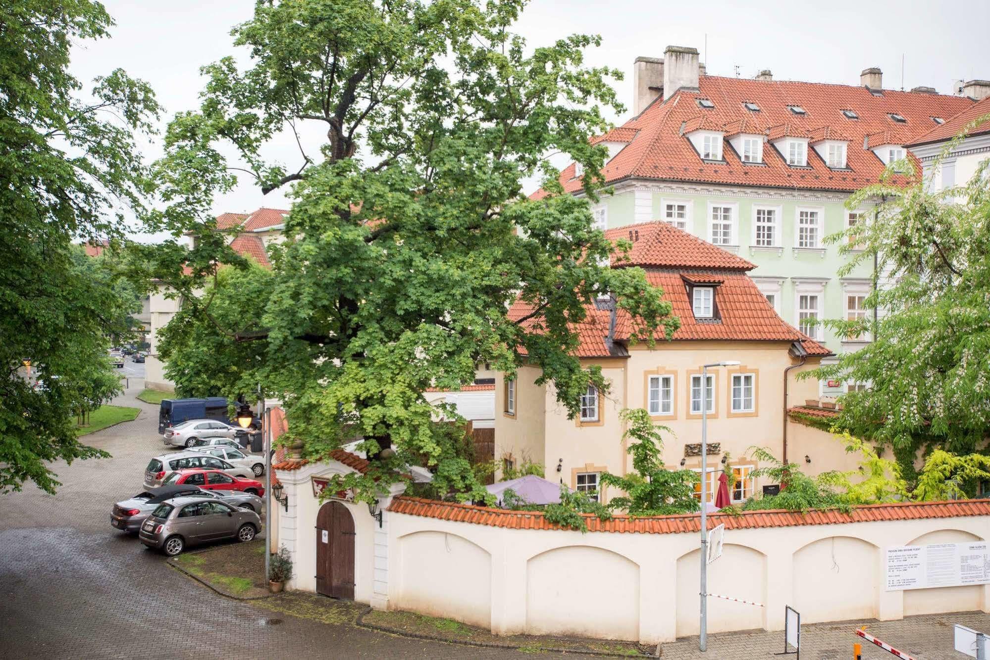 Pension Dientzenhofer Prag Exteriör bild